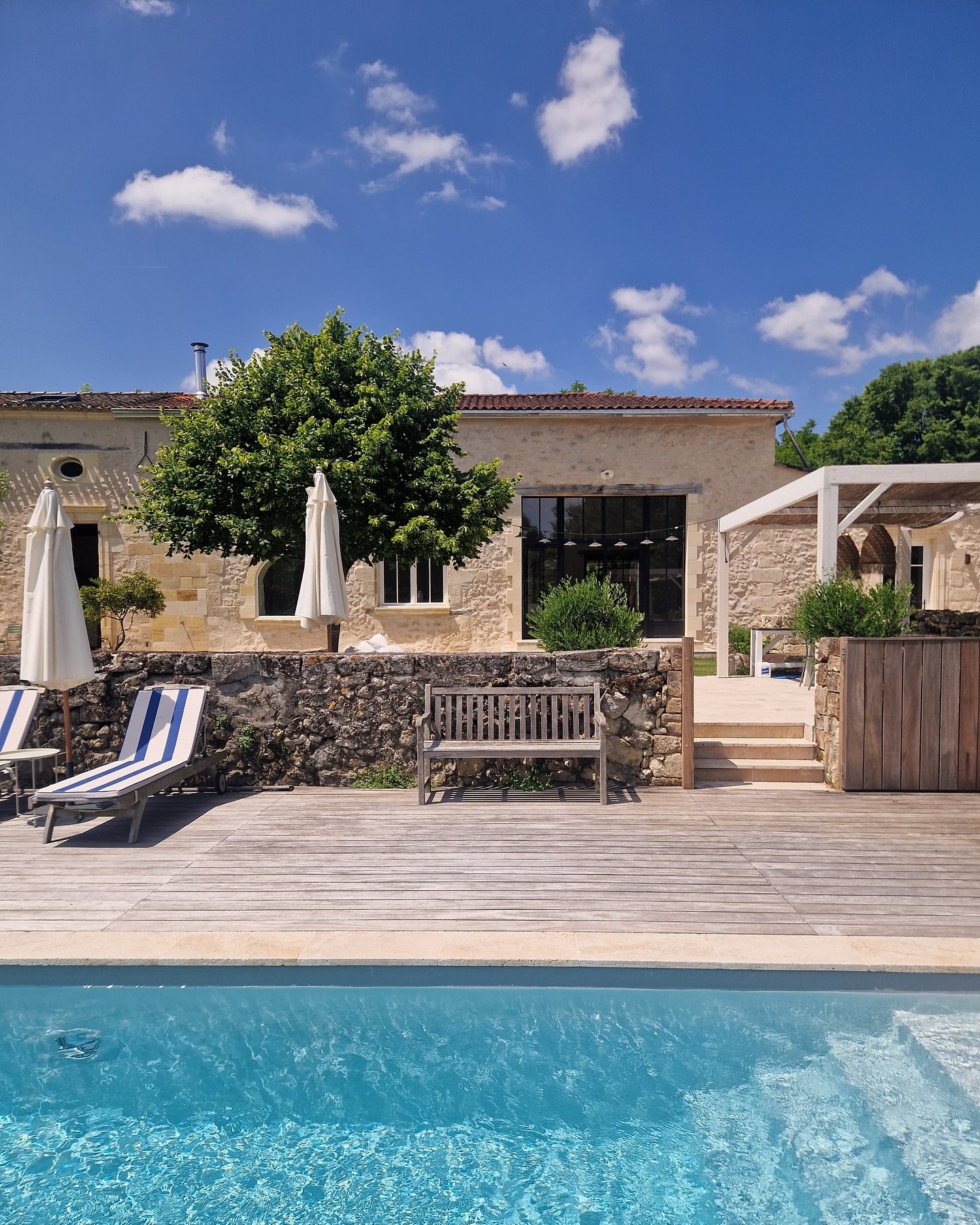 Location de vacances et &eacute;v&egrave;nementiel, r&eacute;gion bordelaise | Charme authentique et &eacute;l&eacute;gance naturelle pour cette propri&eacute;t&eacute; en pierre pr&egrave;s de la Dordogne. Un lieu &agrave; vivre, pour un s&eacute;jo