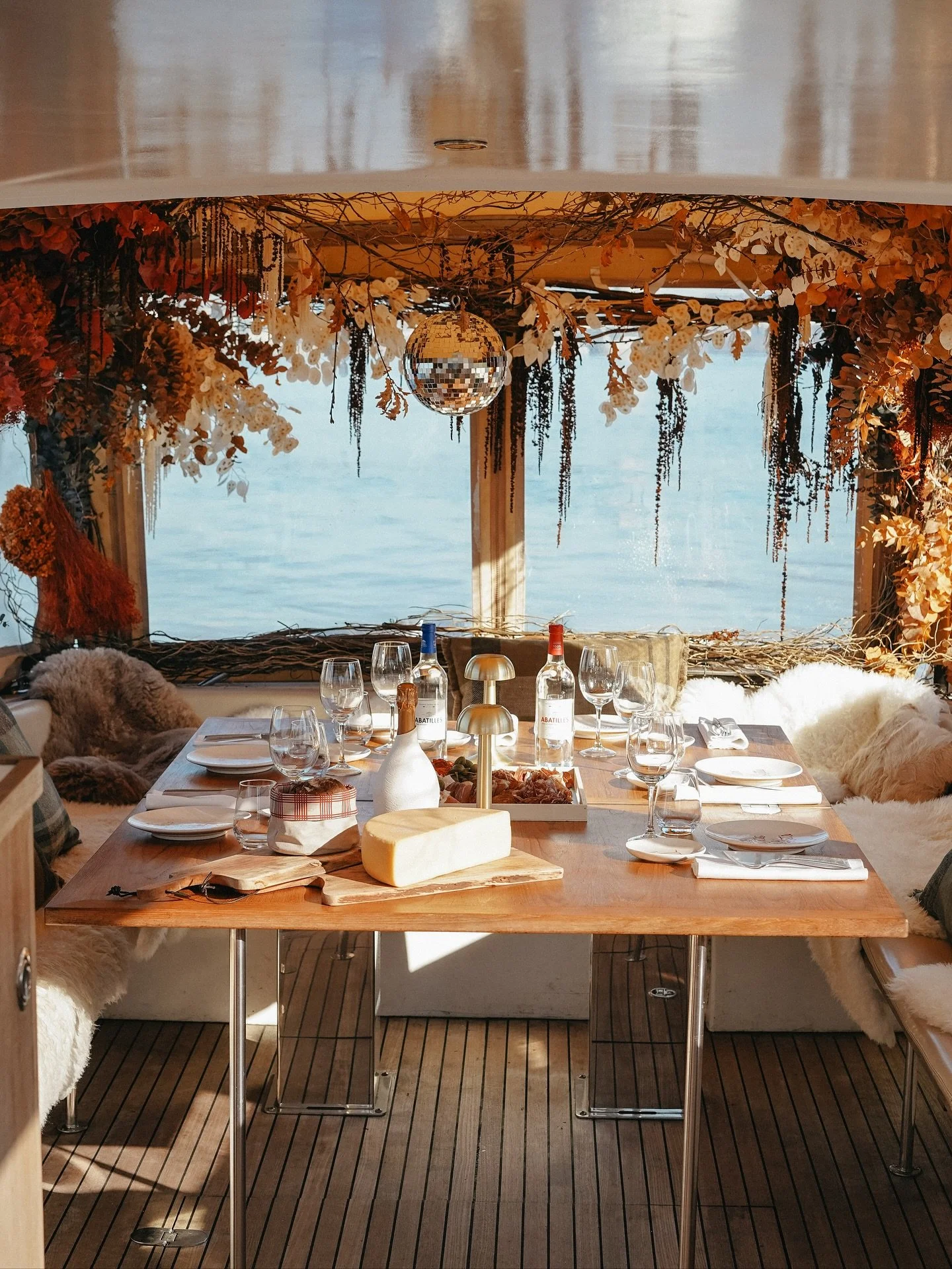 Exp&eacute;riences, Bordeaux | L&rsquo;automne se savoure autrement sur l&rsquo;eau.
Entre amis ou en duo, profitez d&rsquo;une croisi&egrave;re gourmande et conviviale : rires, mets d&eacute;licats et instants partag&eacute;s au fil du courant. Cont