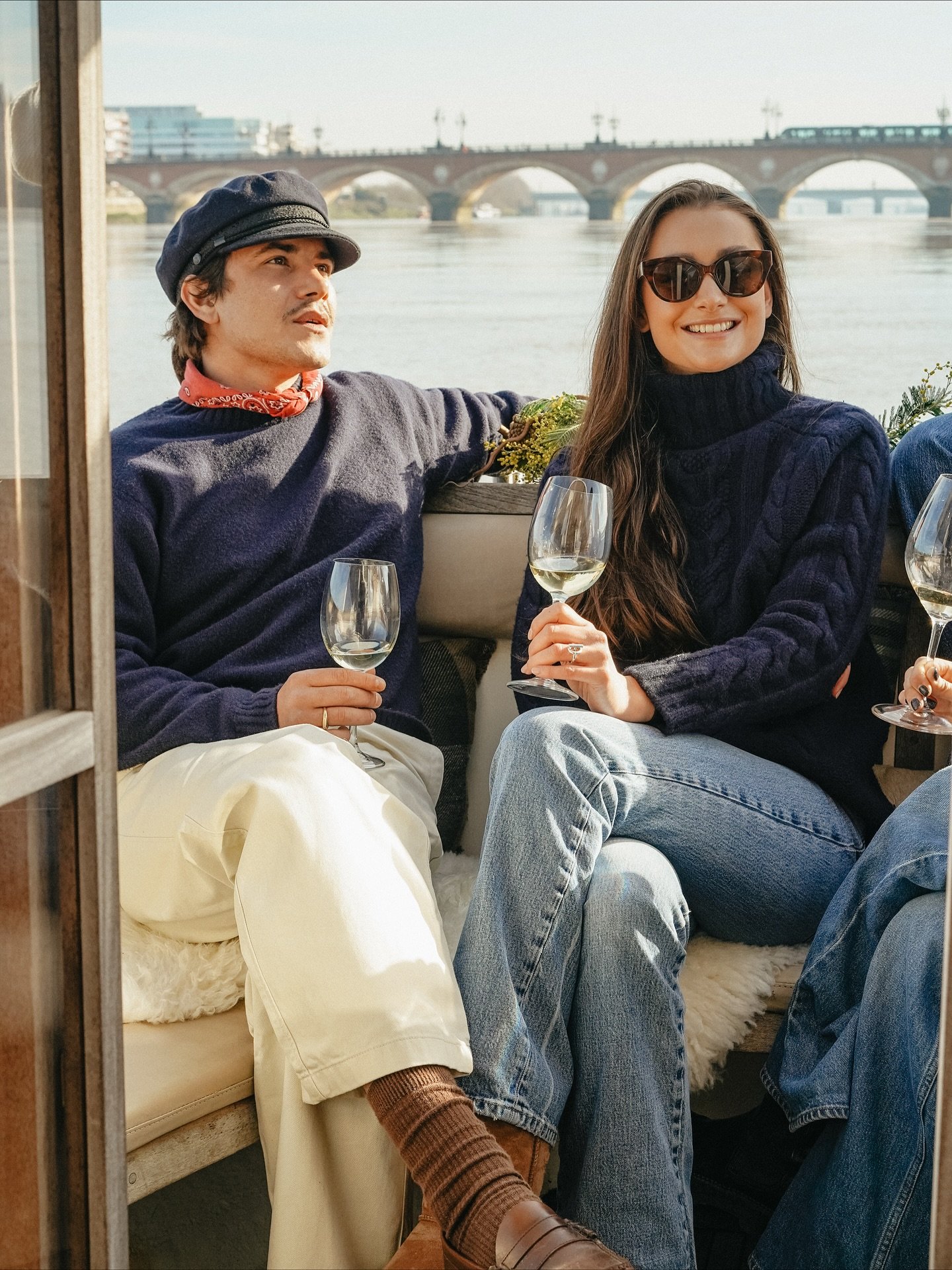 Exp&eacute;riences, Bordeaux | Embarquez pour une &eacute;chapp&eacute;e douce et lumineuse sur la Garonne. Un moment suspendu entre rires, d&eacute;couvertes et art de vivre &agrave; la bordelaise. R&eacute;servez &agrave; partir de deux personnes j