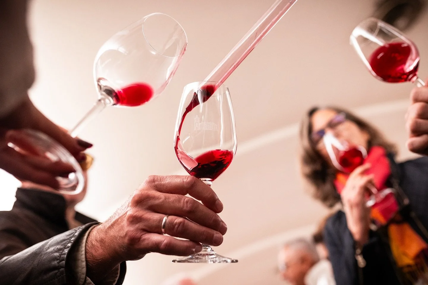 Un verre qui capte la lumi&egrave;re, les vignes qui s&rsquo;&eacute;tendent &agrave; perte de vue, l&rsquo;air doux du Bordelais&hellip; Parfois, un simple instant suffit pour rappeler ce qu&rsquo;est l&rsquo;art de vivre.
En collaboration avec My A