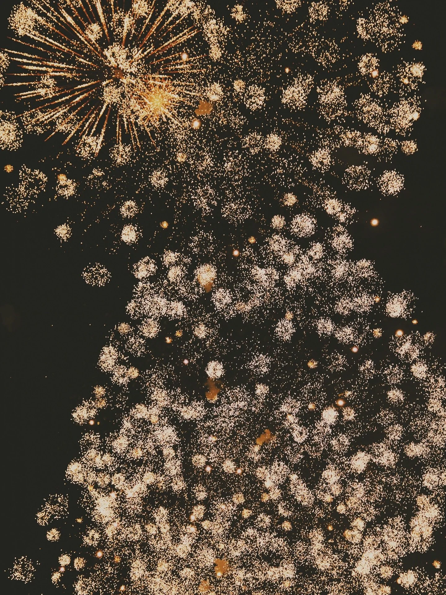 Une nouvelle ann&eacute;e s&rsquo;ouvre, entre promesses, &eacute;l&eacute;gance et horizons &agrave; imaginer.
Pour 2026, nous vous souhaitons une ann&eacute;e lumineuse, faite d&rsquo;exp&eacute;riences uniques, de moments rares et de s&eacute;r&ea