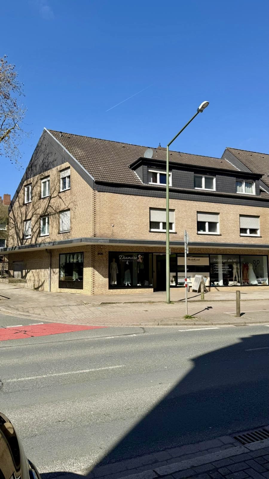 Ein Wohn- und Geschäftshaus in Osnabrück mit 2 Gewerbeeinheiten im Erdgeschoss und 4 Wohnungen darüber mit 5 Garagen und neuer Heizung.