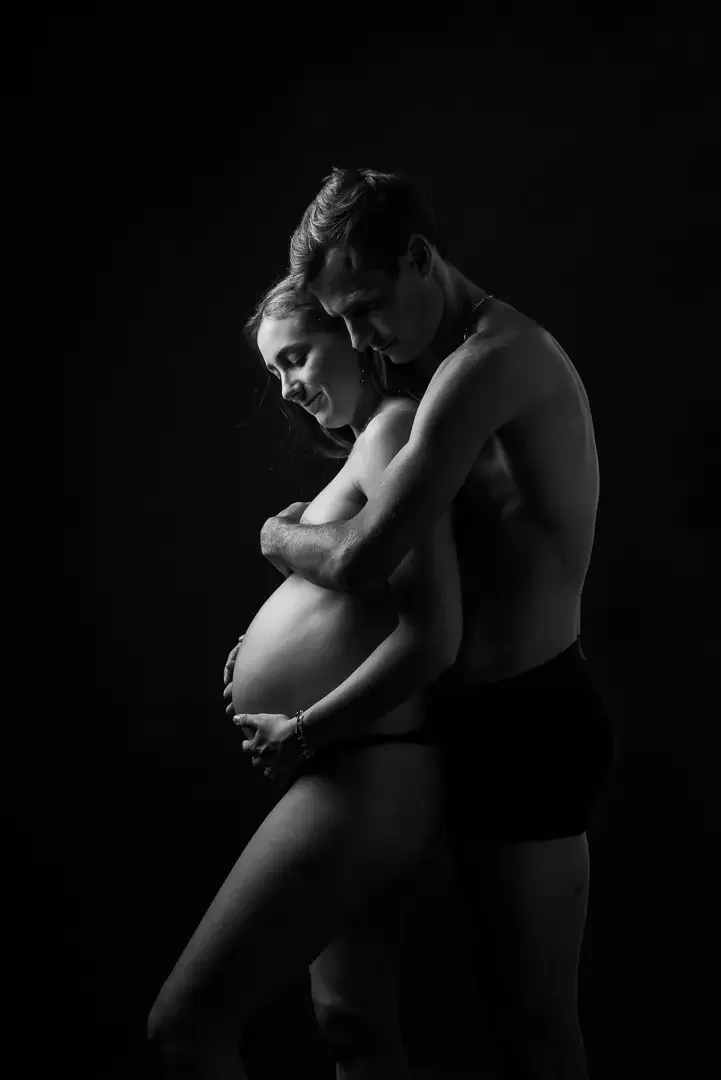 seance, photo, grossesse, Paris, IDF, fond noir, couple, artistique, Arnaud Deschamps