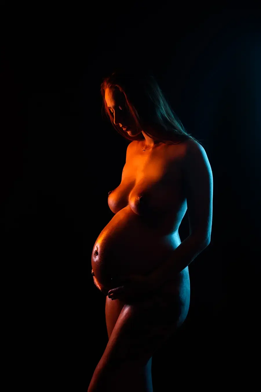 seance, photo, grossesse, Paris, IDF, fond noir, couple, artistique, lumières colorées, Arnaud Deschamps