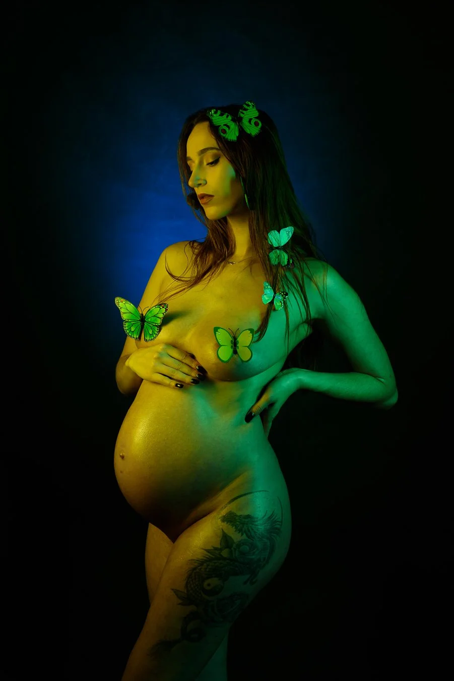 séance, photo, grossesse, artistique, Paris, Arnauddphoto, fond noir, lumières colorées, papillons