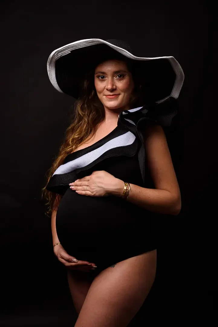 séance, photo, grossesse, artistique, Paris, Arnaud Deschamps, fond noir, chapeau, body