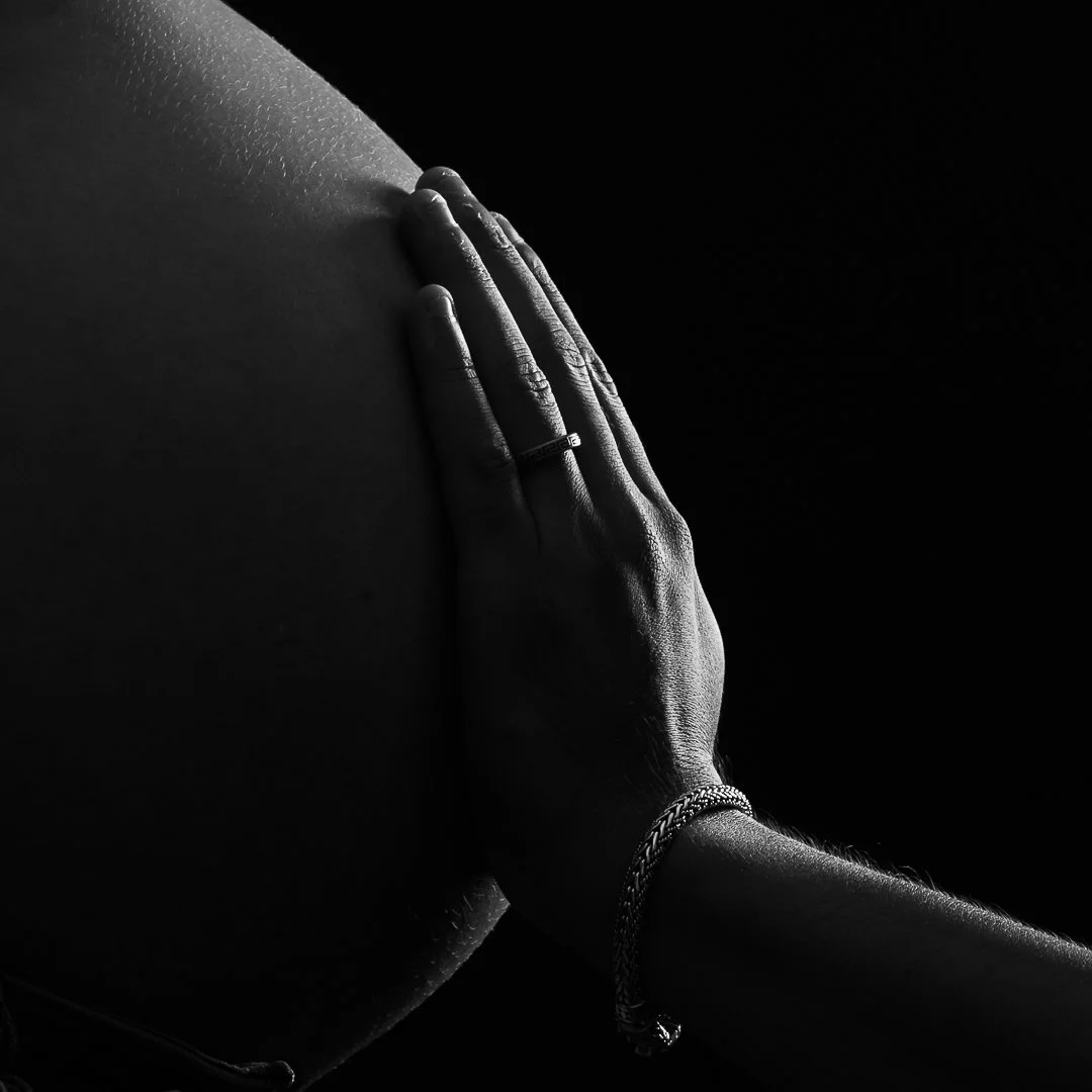 séance, grossesse, Paris, IDF, fond noir, couple, artistique, Arnauddphoto, ventre, main