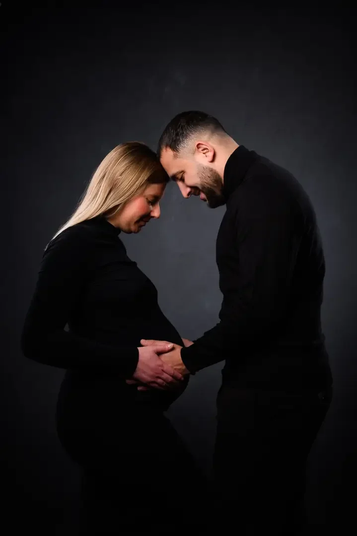 Séance, grossesse, studio, Paris, amour,  couple, fond noir, Arnaud Deschamps