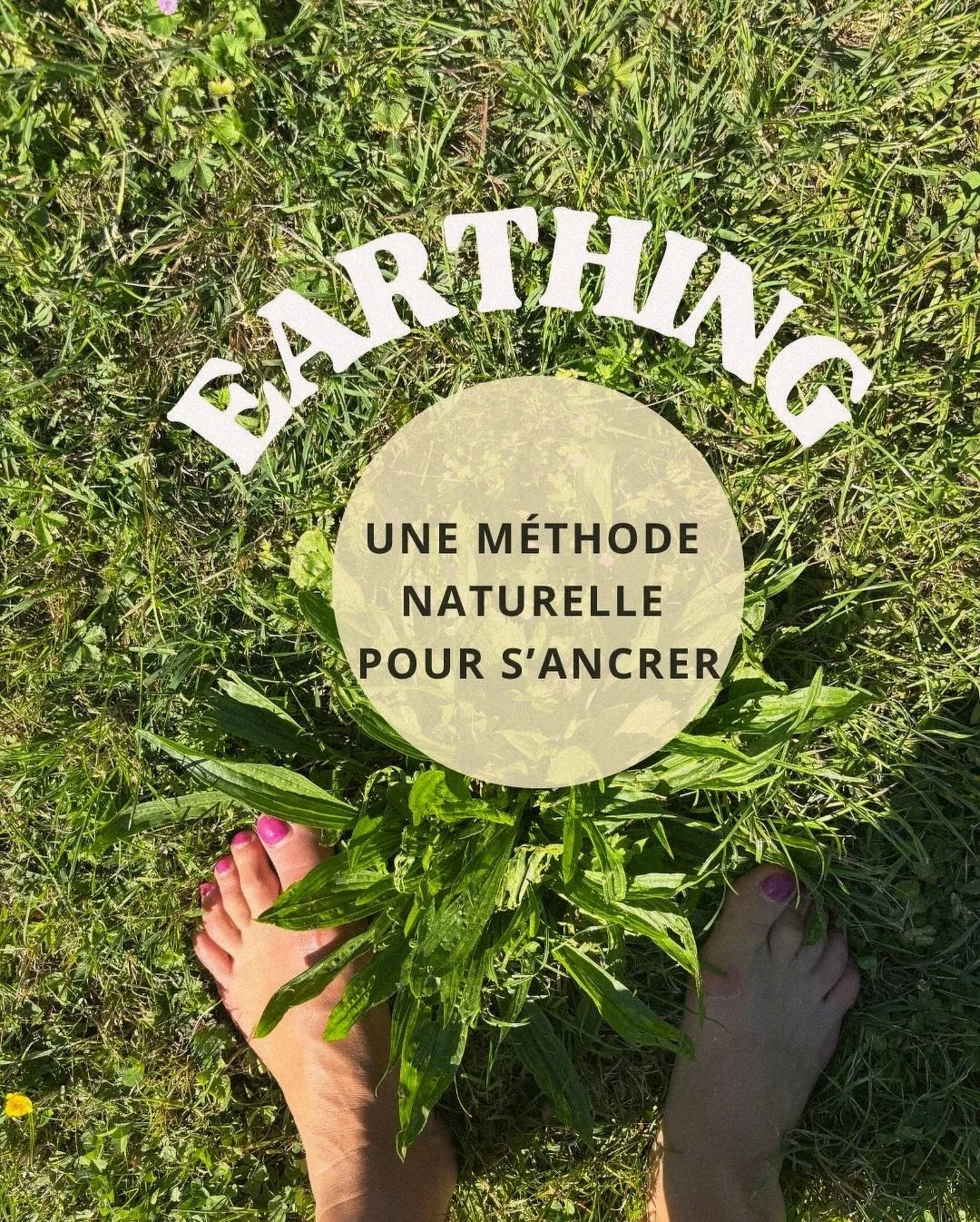 Earthing. Ce mot intraduisible qui d&eacute;signe l&rsquo;acte simple et puissant de se tenir debout sur la terre, pieds nus, en contact direct avec son &eacute;nergie.
&Agrave; chaque pas, notre corps se connecte &agrave; la charge &eacute;lectrique