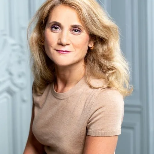 Portrait de Victoria Lipskier, femme blonde au cheveux longs, souriante au regard intense