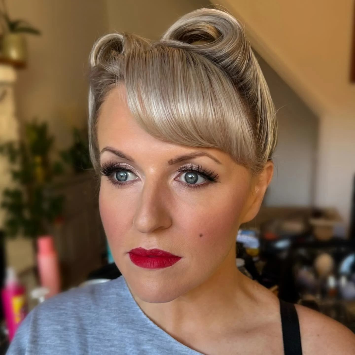 1940s hair and make-up for the talented singer Lizzie France. Always love painting this beautiful face! #vintagehair #vintagemakeup #vintagehairandmakeup #1940s #1940shair #1940smakeup #surreymua #surreymakeupartist #hollywoodglam #1940ssinger #movie