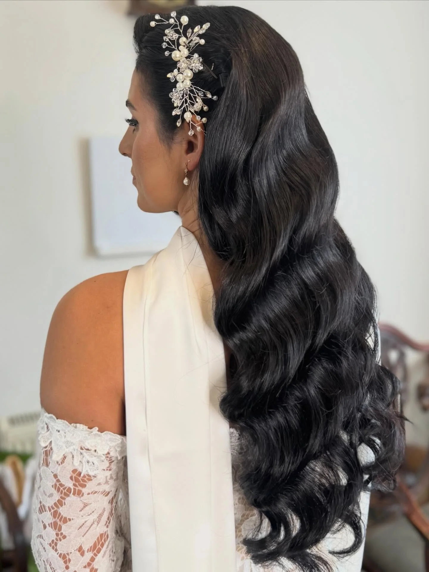 Absolutely stunning hairstyle for this Beautiful Bride! All her own natural hair. We went for volumised waves. #bridalhair #surreybride #hollywoodwaves #weddinghair #bridalhairsurrey
