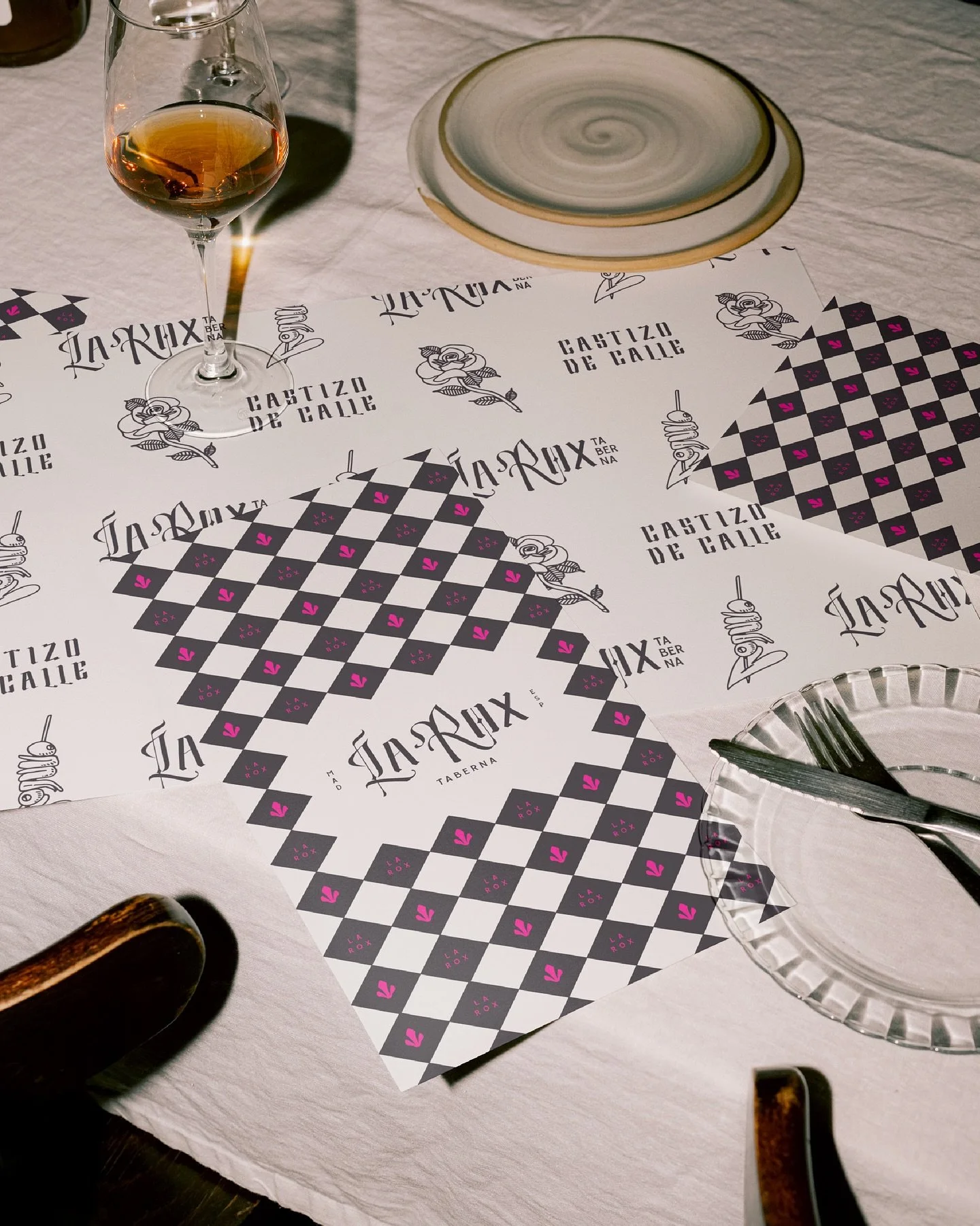 La marca como experiencia 🩷

Nos encantan todos los soportes que dise&ntilde;amos para @taberna_larox 

Hecho en @elefanteblancostudio 

#elefanteblancostudio #brandingstudio #brandingprocess #madeinmadrid