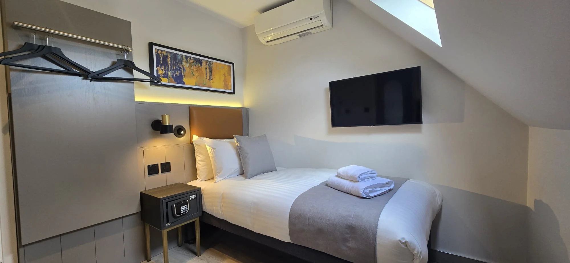 SINGLE ROOM.jpg