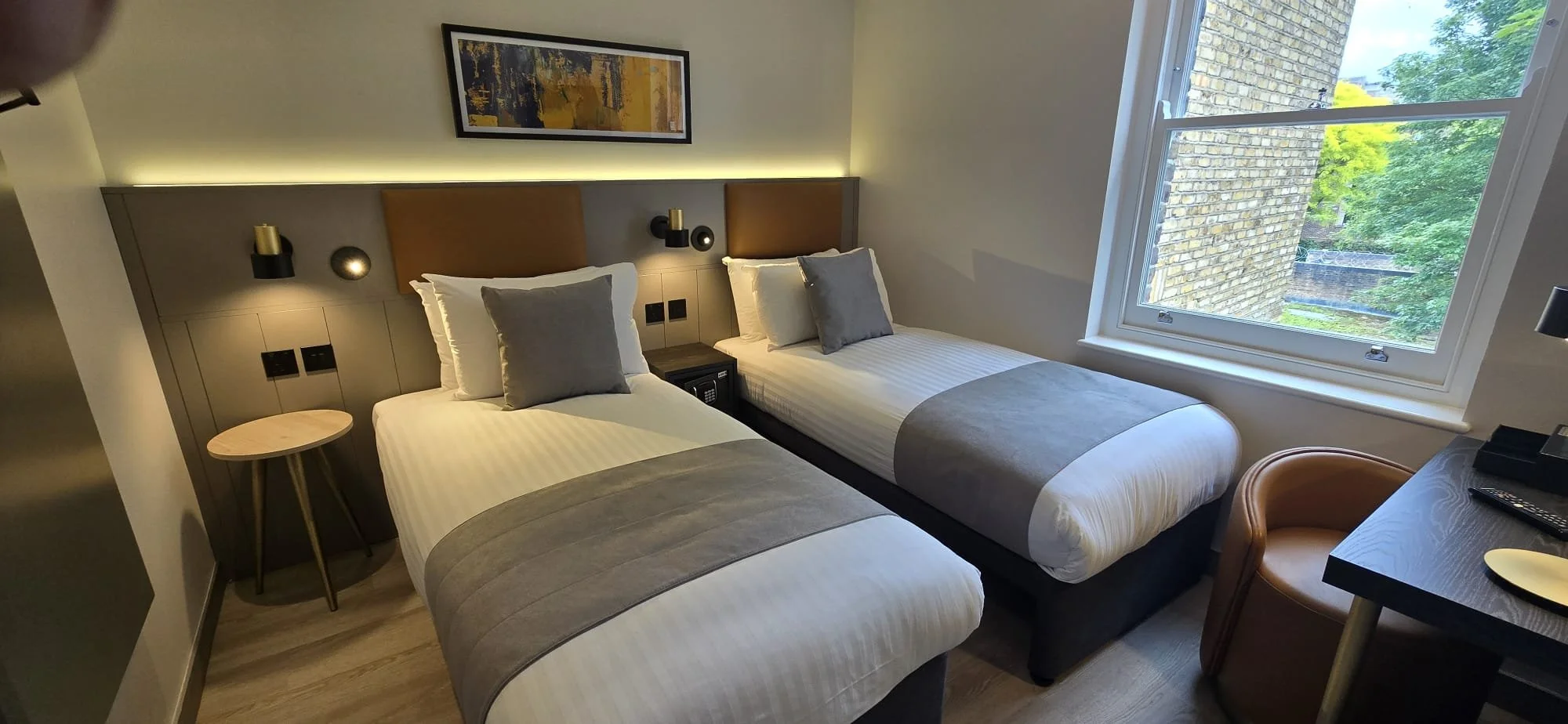 TWIN ROOM.jpg