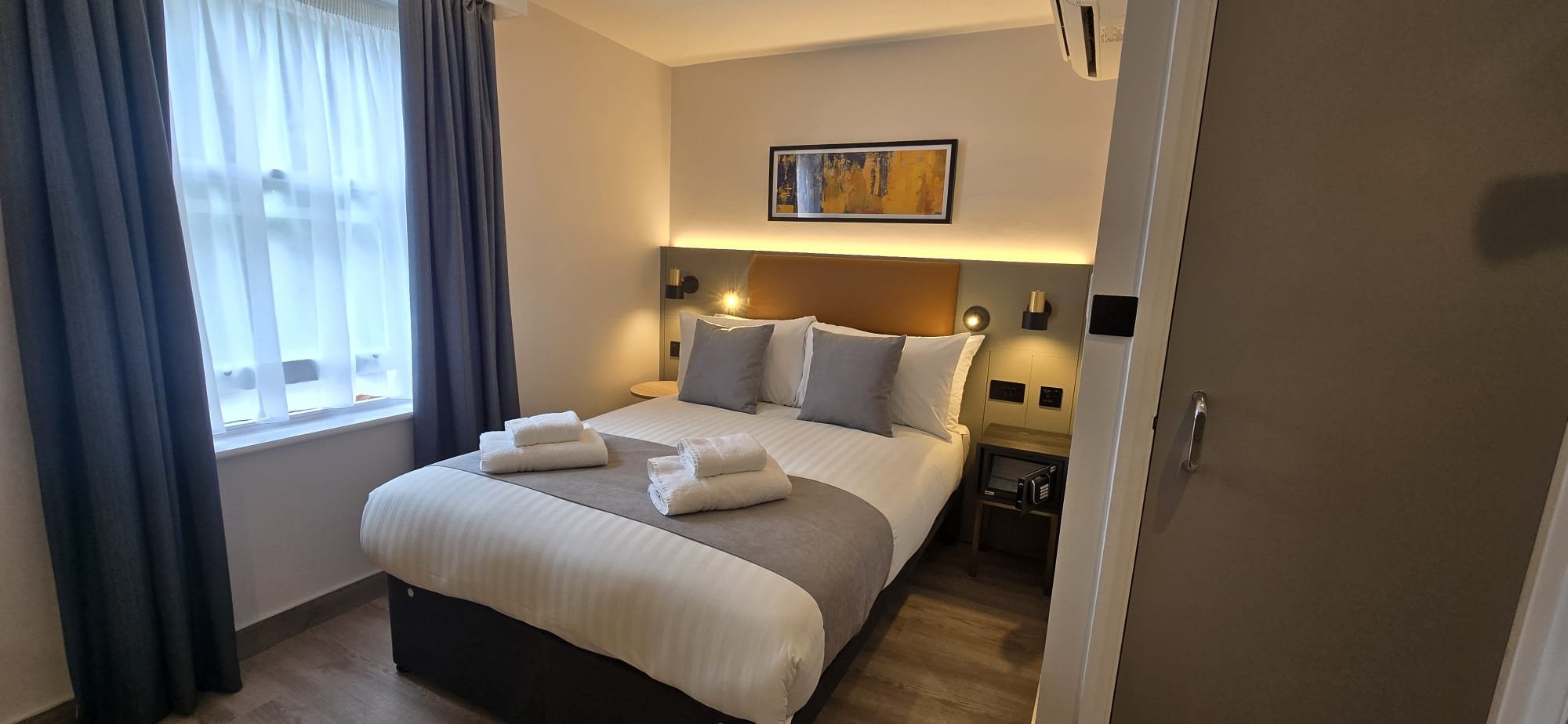 DOUBLE ROOM(1).jpg