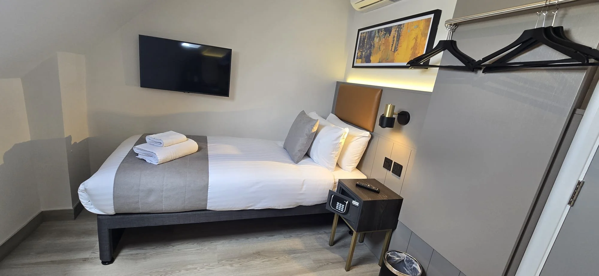 SINGLE ROOM(1).jpg