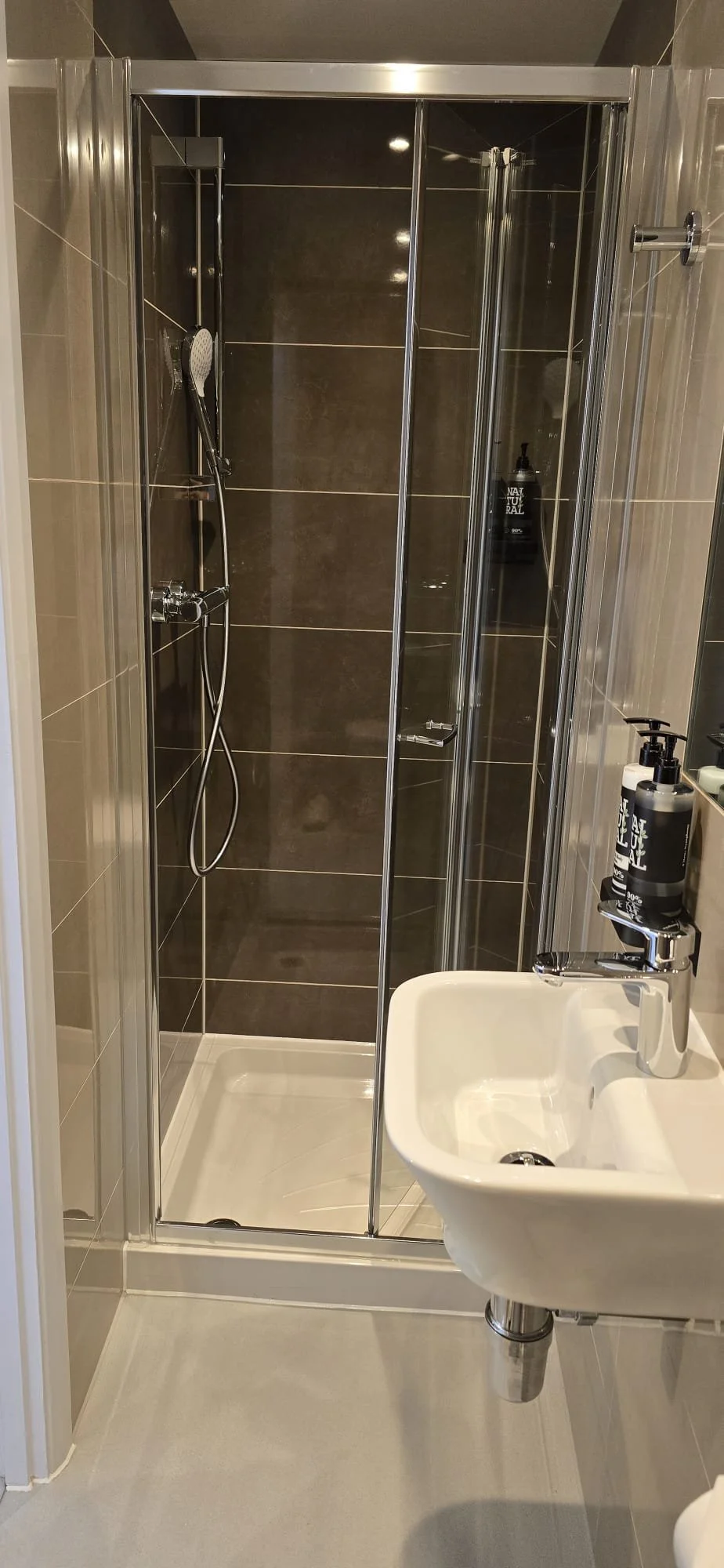 TWIN ROOM BATHROOM.jpg