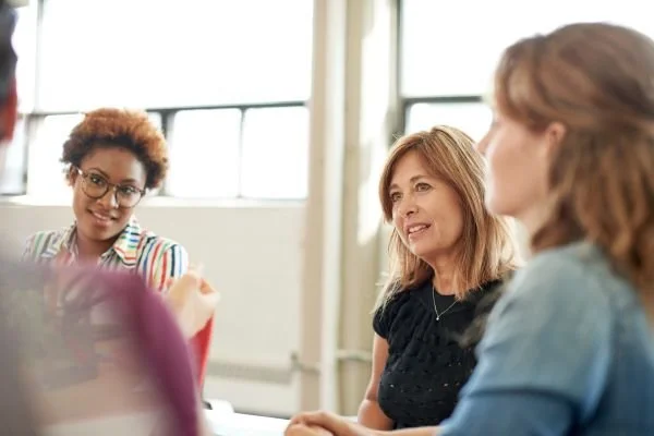 Frauen im inspirierenden Austausch bei einem Workshop – Symbol für mentale Fitness, gegenseitige Motivation und Well-Aging.