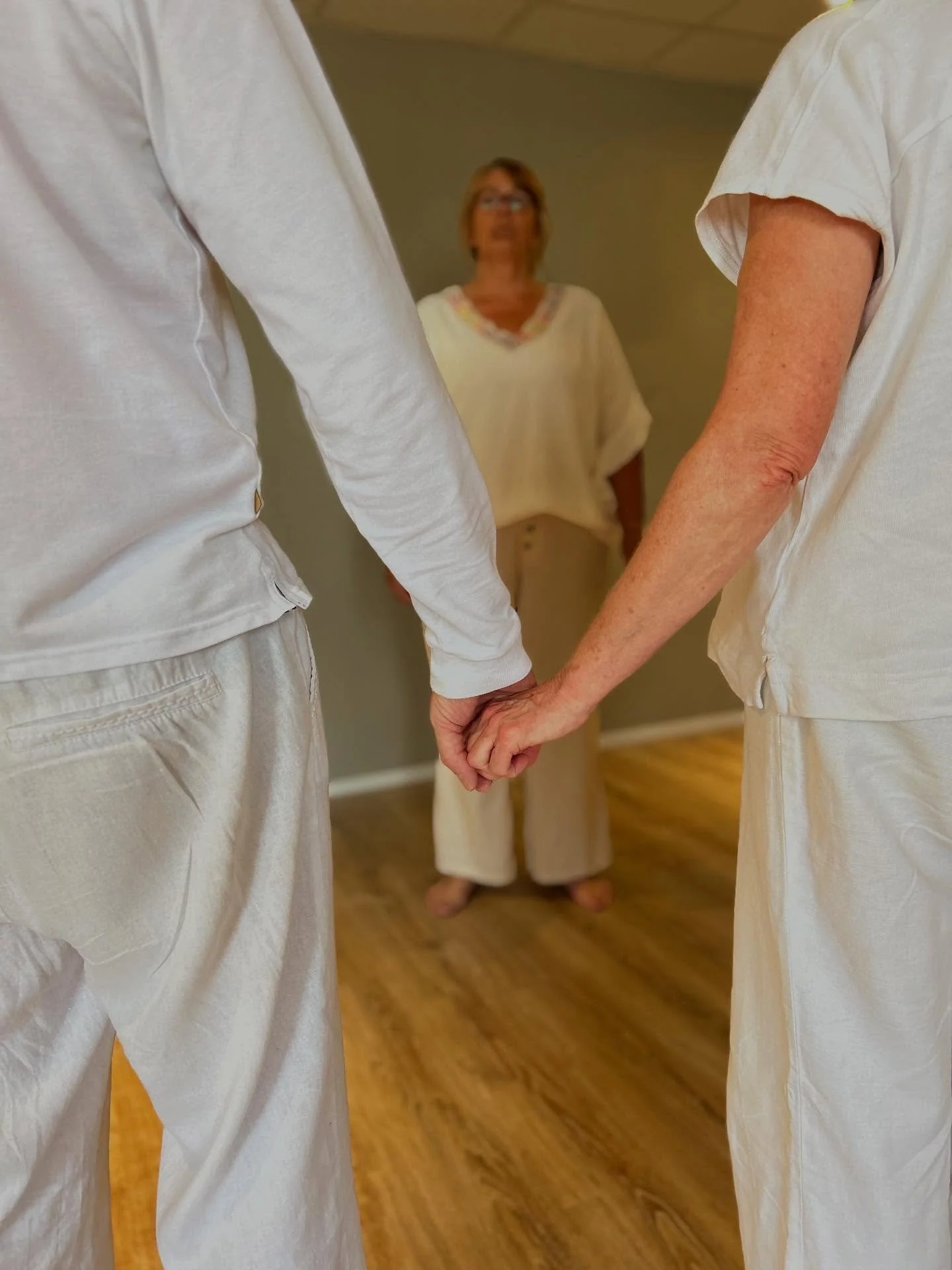 Behoorlijk blokken was het en na een mooie en leerzame reis vorige week mijn diploma behaald.
Ik mag mij nu officieel Holistisch Therapeut/Coach noemen!✨

Vanaf begin november een nieuwe praktijkruimte maakt het  compleet.  Wat een verrijking. Ik ben