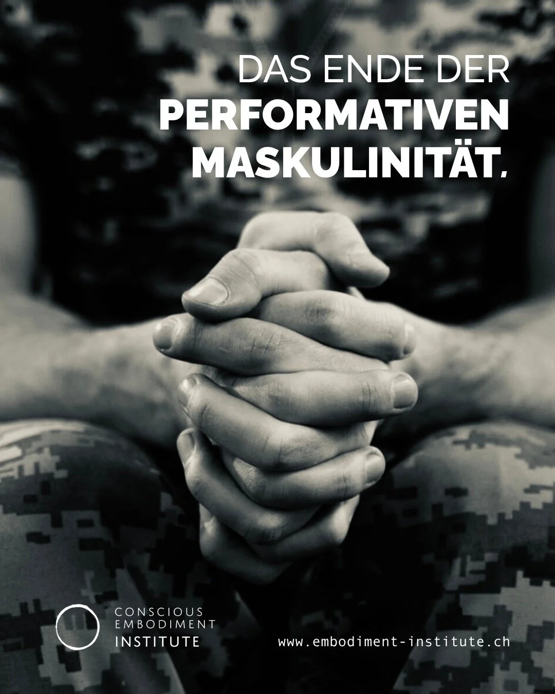 ⠀
⠀
DAS ENDE DER PERFORMATIVEN MASKULINIT&Auml;T. ⚔️🌑
⠀
&laquo;It is not enough to take Men out of War. We need to take the War out of Men.&raquo;
⠀
W&auml;hrend das weibliche Nervensystem in der Anpassung erstarrt, blutet die Maskulinit&auml;t an e