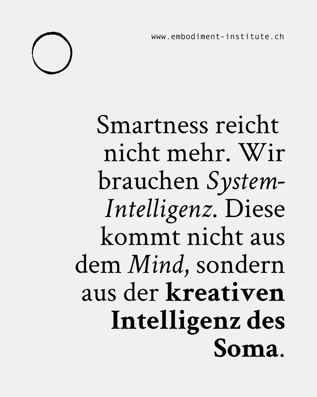 ⠀
⠀
SMARTNESS ALLEIN REICHT NICHT MEHR, WENN DIE ALTEN STRUKTUREN WEGBRECHEN. WIR BRAUCHEN SYSTEM-INTELLIGENZ. 🏛️✨
⠀
Diese Intelligenz kommt nicht aus dem Kopf. Sie entsteht in der kreativen Intelligenz des Soma.
⠀
Die Complex &amp; Non-Linear Minds