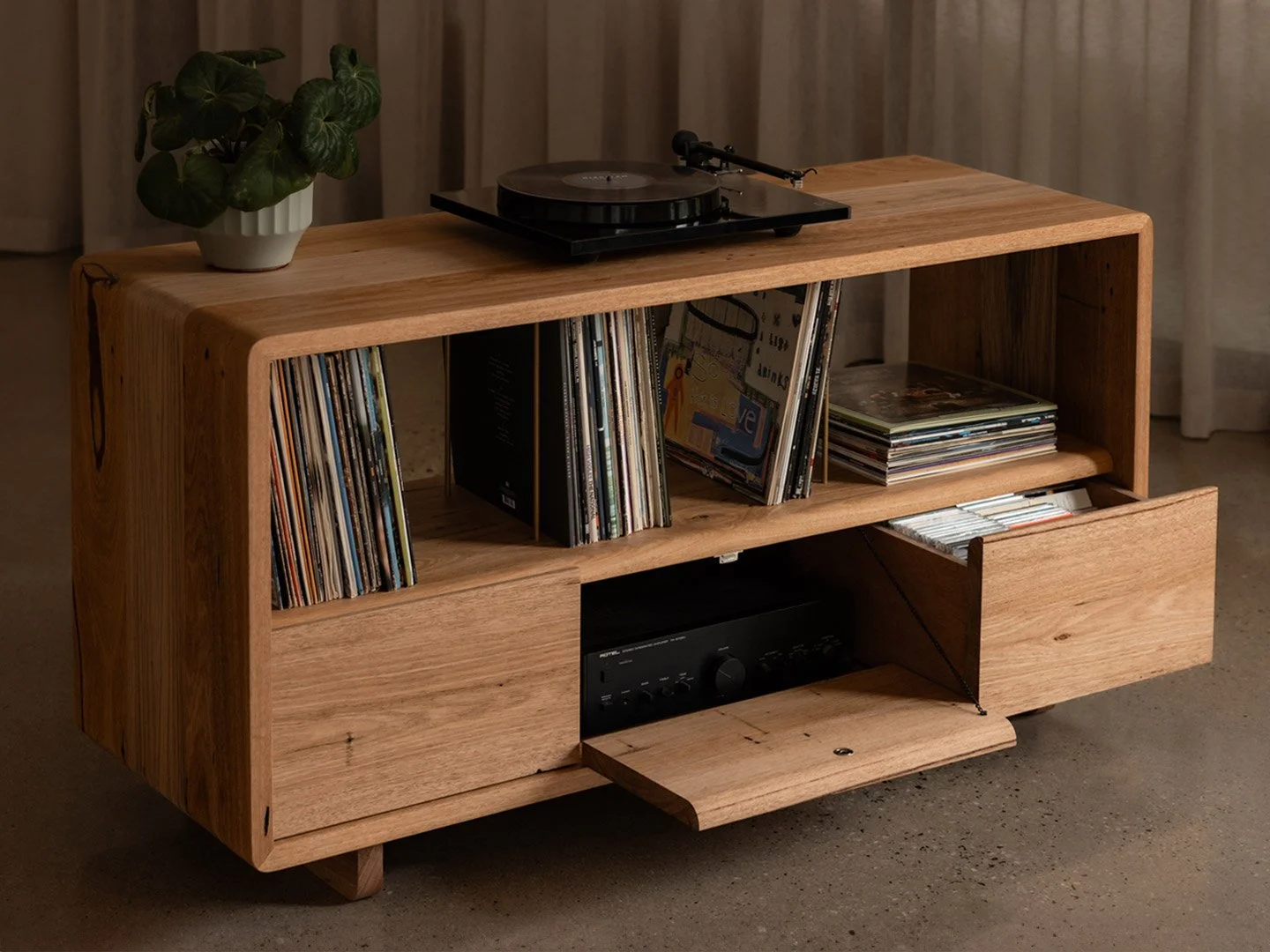 Leo Record Station