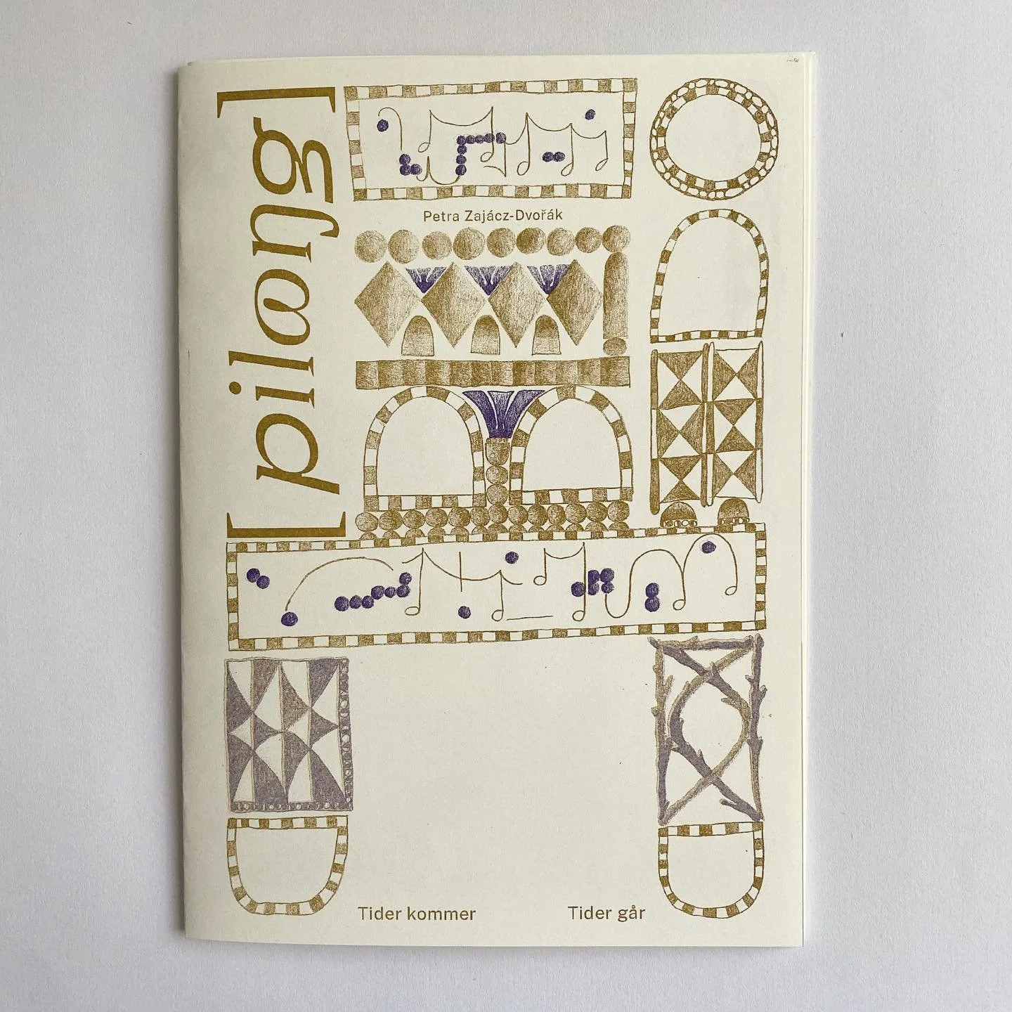 [pilɷŋg] zine #2 Petra Zaj&aacute;cs
samling 1/22

"Tider Kommer, Tider G&aring;r" (Ages Come, Ages Go) is about reoccurring elements, replayed tunes and the passing of time with the comfort of repetition. 

The visual narrative was inspire