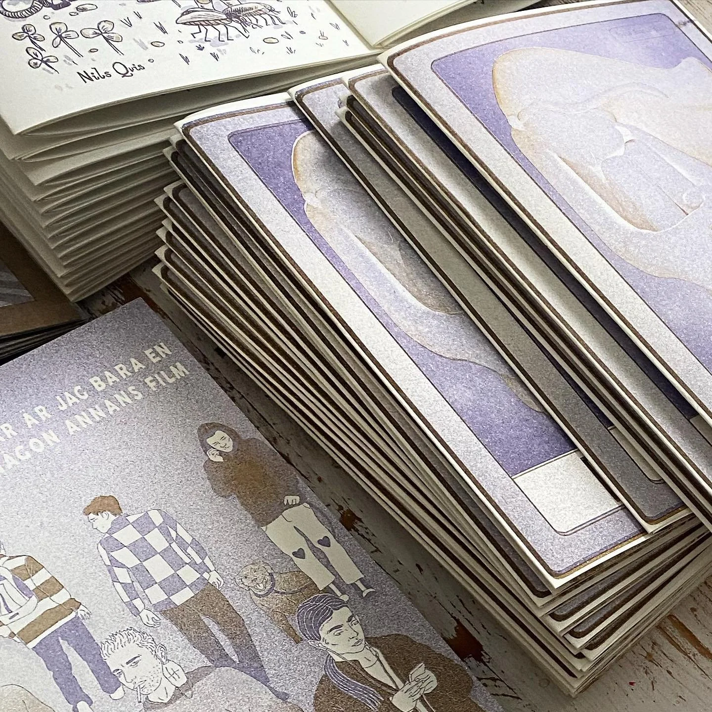 Vad &auml;r ett zine? (ENG below)🫧

Det korta svaret &auml;r: n&auml;stan vad som helst som &auml;r sj&auml;lvutgivet och som distribueras konventionellt eller okonventionellt, b&aring;de online och som tryckt produkt.

Zine [si:n] &auml;r en f&ouml