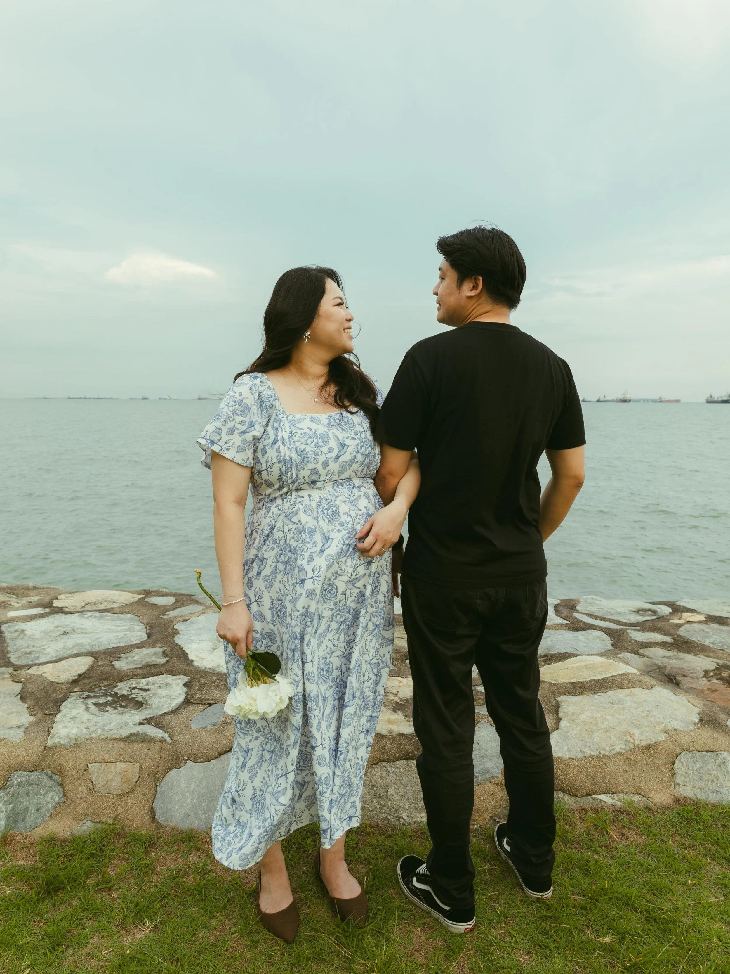 Met Wen Ling for her first maternity shoot at 36 weeks &mdash; soft light, calm winds, and a love that&rsquo;s already so full 🤍

HMUA : @mua.evkoh