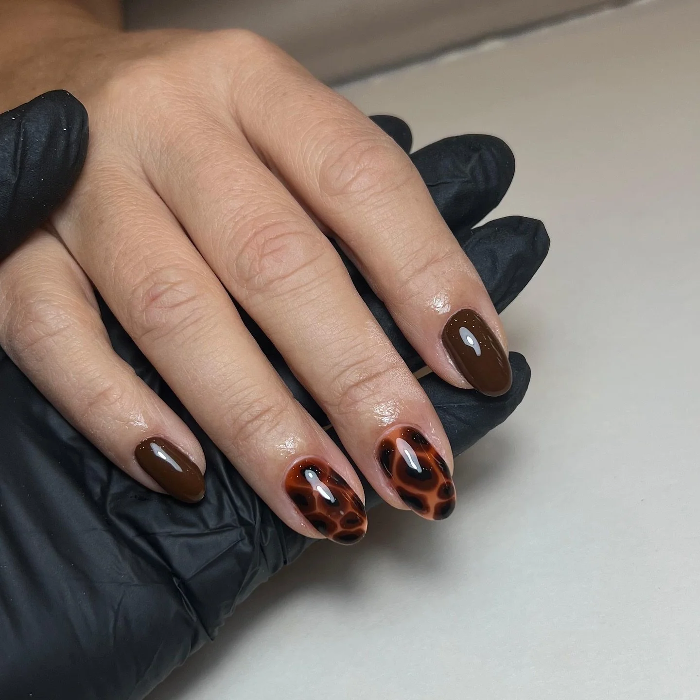 Mocha mood with a side of tortie 🐆☕️
You can&rsquo;t go wrong with chocolate nails this season 🍫
#TwoCoats #AutumnEnergy #BrownVibes #glasgowsalon