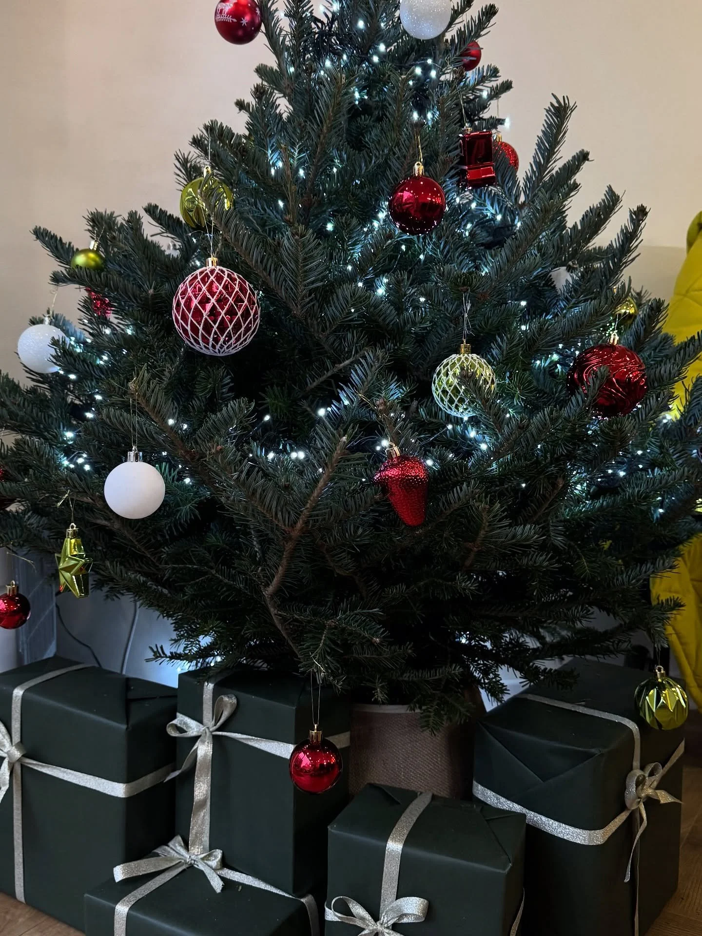 December nails are nailing it 🎄✨
Cute sets, cosy vibes, and our tree finally up at Two Coats.
Come get your festive glow on 🤍✨