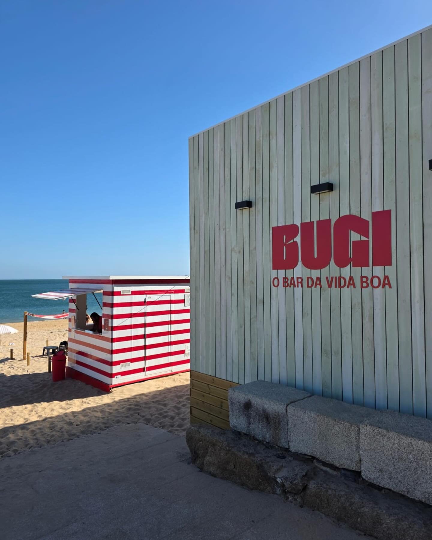 O calor j&aacute; n&atilde;o vai a lado nenhum.
Falta s&oacute; marcar lugar &agrave; sombra ou ao sol.
No Bugi h&aacute; espa&ccedil;o para ficar... e a vontade est&aacute; l&aacute; toda.

#Bugi #OBarDaVidaBoa #Bar #Mar #VidaAtiva #VidaSaud&aacute;