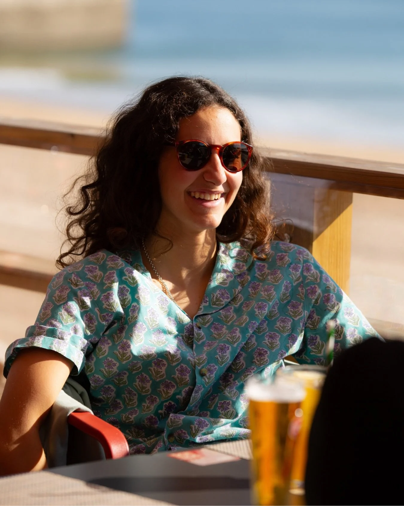 Muda-se a esta&ccedil;&atilde;o, mant&ecirc;m-se as vontades. ☀️

Os dias ficam mais longos, a temperatura sobe e h&aacute; sempre uma boa raz&atilde;o para se sentar &agrave; mesa. 

Entre conversas, brindes e a vista para o mar, o resto acontece na