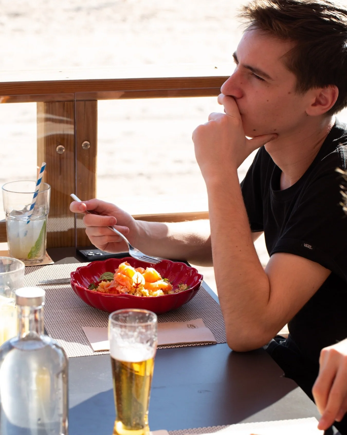 No BUGI, o tempo abranda para dar espa&ccedil;o ao que realmente importa: boa comida, boa companhia e dias que sabem a Primavera. 😎

Senta-te connosco e aproveita. 📞 913237343

#bugibar #vidaboa #praiapacodearcos #lisboa #portugal