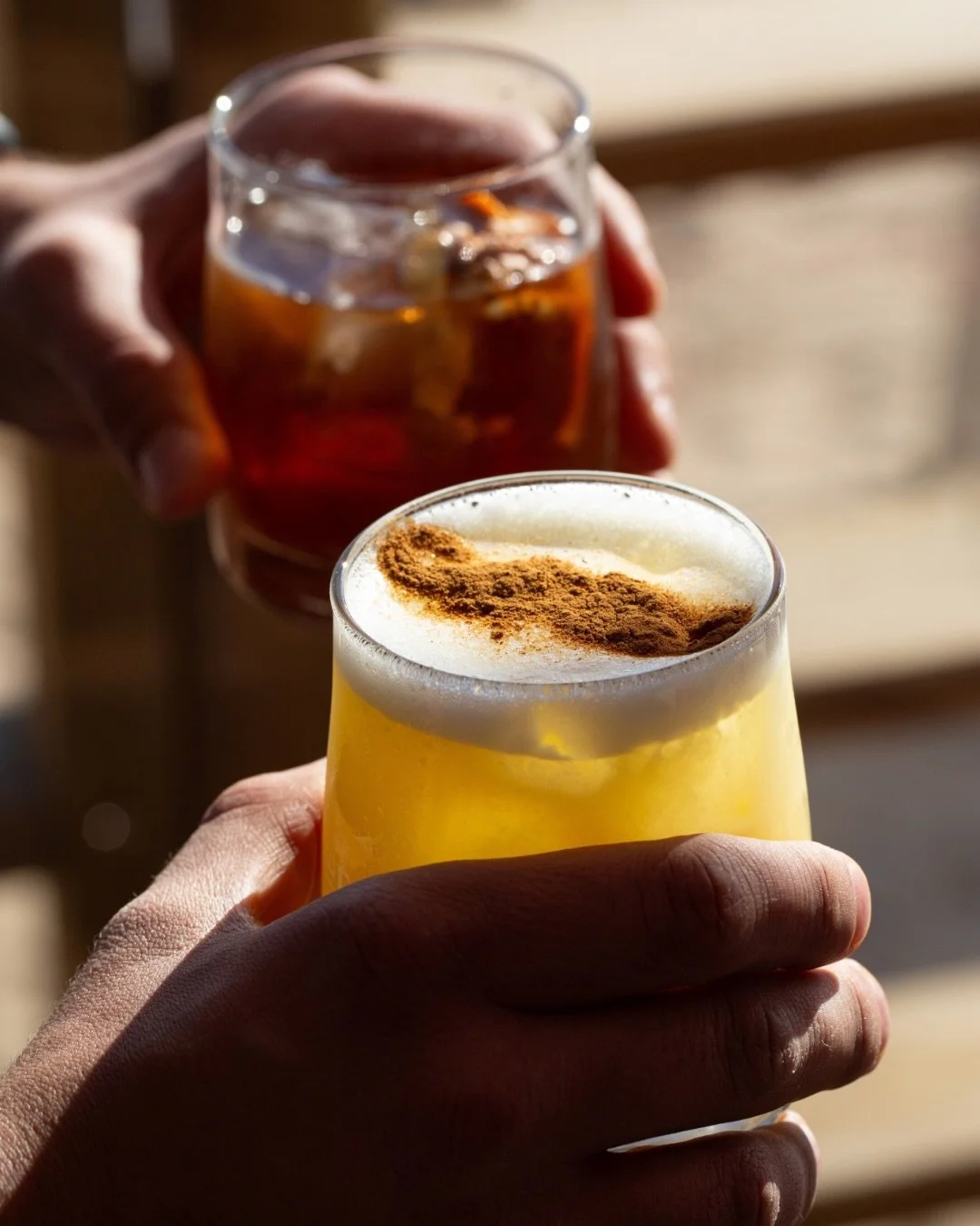 Fresco, equilibrado e com aquele toque especial que faz querer pedir outro. 👨🏻🍹

O tipo de cocktail que se bebe devagar, entre conversas e brindes, com o mar mesmo ali ao lado.

J&aacute; provaste o nosso Jonas?

Visita-nos, e garante a tua mesa ?