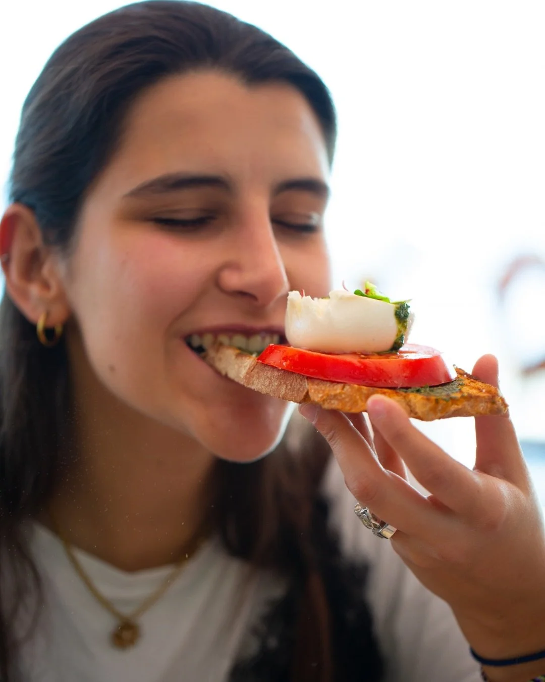 P&atilde;o crocante, tomate fresco, pesto arom&aacute;tico e burrata cremosa a derreter por cima. 🍅🙌🏽

Uma combina&ccedil;&atilde;o simples, mas cheia de sabor, perfeita para come&ccedil;ar a refei&ccedil;&atilde;o ou para partilhar &agrave; mesa.