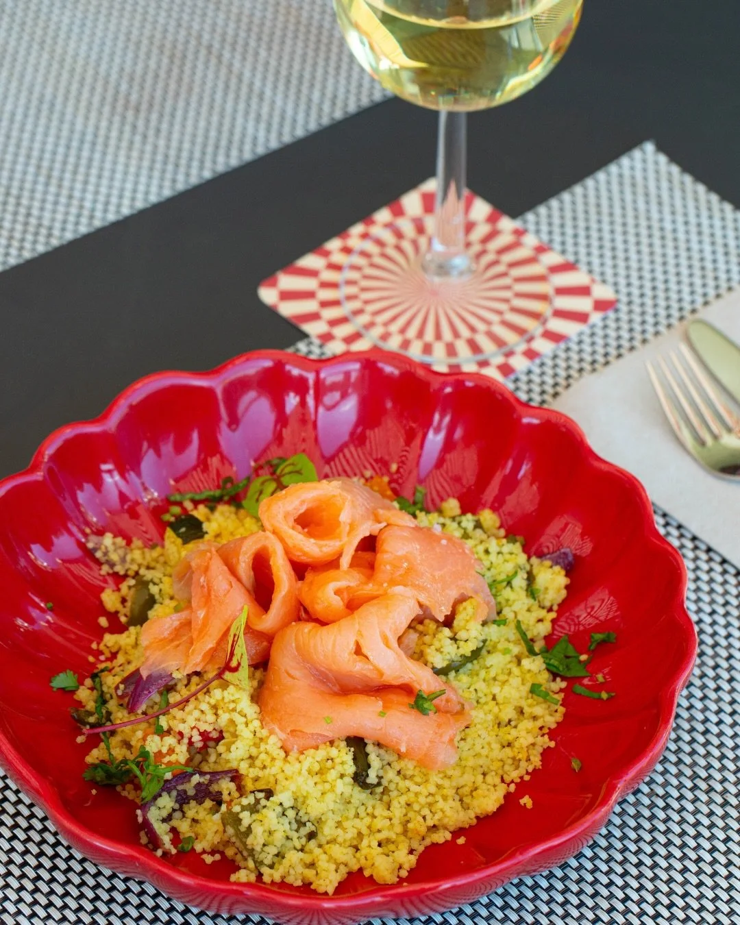 Sobem as temperaturas, mudam os apetites. 

Quando os dias pedem algo mais leve e fresco, as nossas saladas s&atilde;o a escolha certa: cheias de cor, sabor e ingredientes que sabem a ver&atilde;o.

Leves, frescas e perfeitas para aproveitar o sol &a