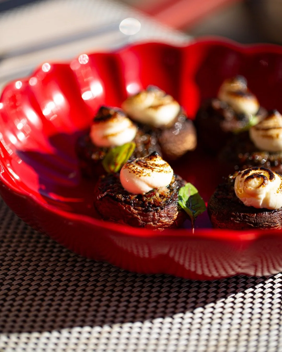 Estendem-se os dias e, por consequ&ecirc;ncia, a vontade de ficar mais um bocado. 😎

Os nossos cogumelos recheados s&atilde;o a escolha mais acertada para uma refei&ccedil;&atilde;o leve, mas cheia de sabor! 

Aproveitem para apreciar a nossa vista,