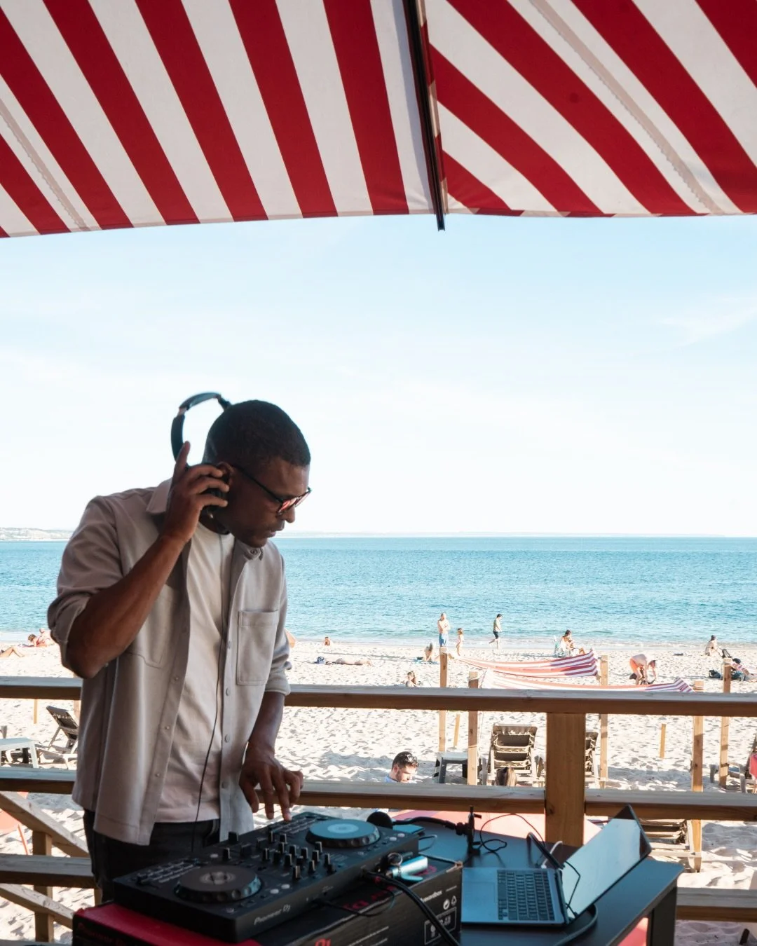 Novidades no BUGI: cada segundo domingo do m&ecirc;s, h&aacute; Live Sessions com os DJ mais cool. 😎 🎧

Nada melhor do que uma boa domingueira: p&eacute; na areia, m&uacute;sica certa e cocktails a acompanhar. Os dias alongam-se, o sol demora a ir 