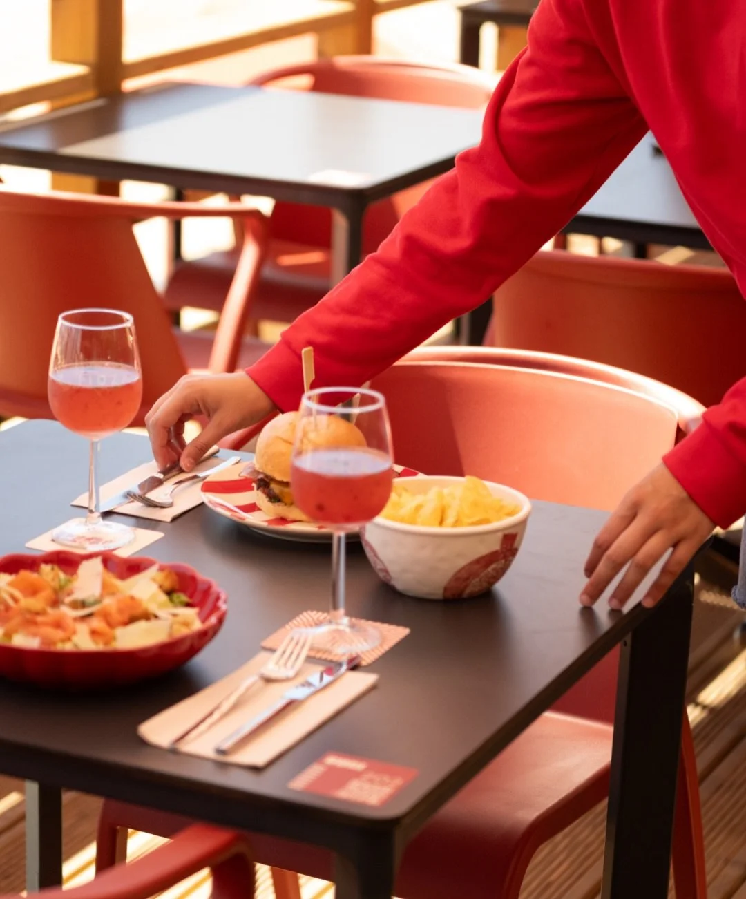 A nossa sugest&atilde;o da semana, pensada para saborear os dias quentes tamb&eacute;m no prato. 😎😋

Salada de salm&atilde;o, ou hamb&uacute;rguer com batatas fritas crocantes e, claro, uma sangria caseira a acompanhar. Uma op&ccedil;&atilde;o leve