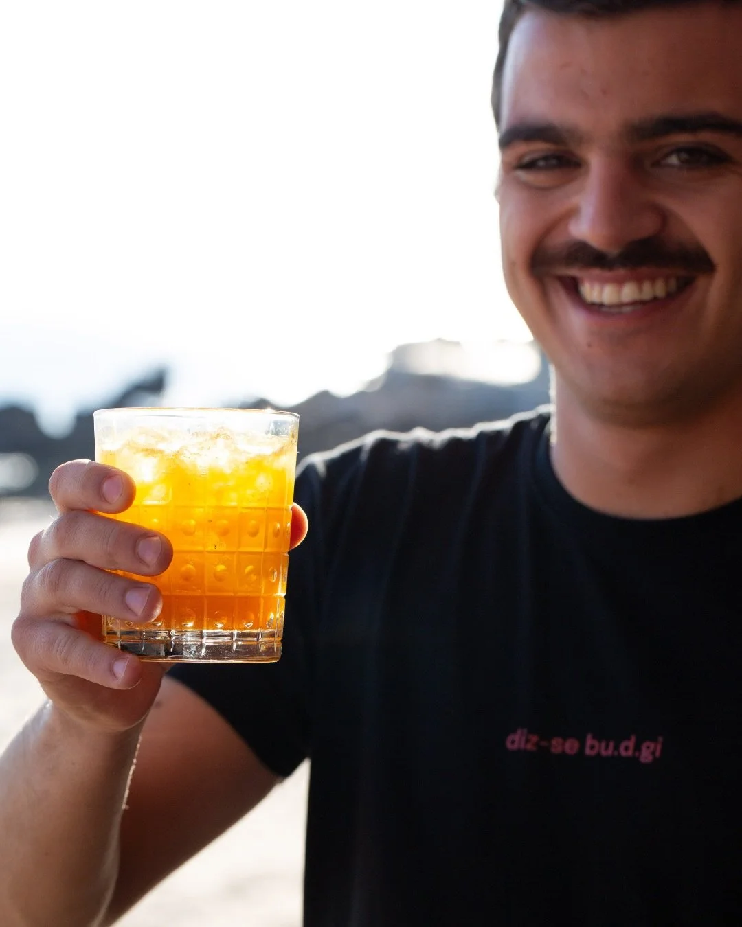 O Gon&ccedil;alo voltou a fazer das suas e, desta vez, trouxe-nos um cocktail que n&atilde;o passa despercebido.

Fresco, surpreendente e daqueles que pedem outro logo a seguir.

Atrevem-se a provar? N&oacute;s j&aacute; o fizemos&hellip; e continuam