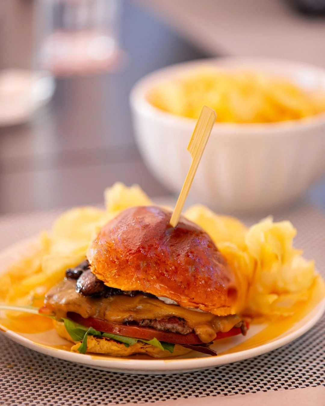 Melhor que isto? S&oacute; dois, ou tr&ecirc;s, disto. 🤭🍔

O nosso cheeseburguer &eacute; astronomicamente delicioso, e viciante. Proporcional aos momentos passados no BUGI.

Garante o teu lugar na nossa Vida Boa, atrav&eacute;s do 📞 913237343

#b