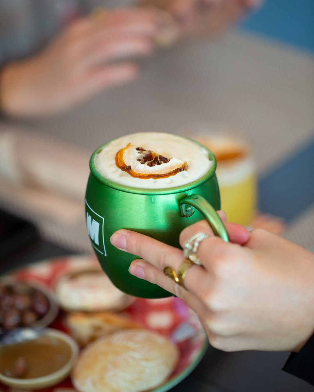 Somos suspeitos mas, os nossos cocktails, s&atilde;o considerados os mais cool da linha. Ou talvez os nossos clientes e amigos sejam s&oacute; simp&aacute;ticos. 😏

De qualquer forma, atrave-te a provar e a deixar a tua opini&atilde;o, atrav&eacute;