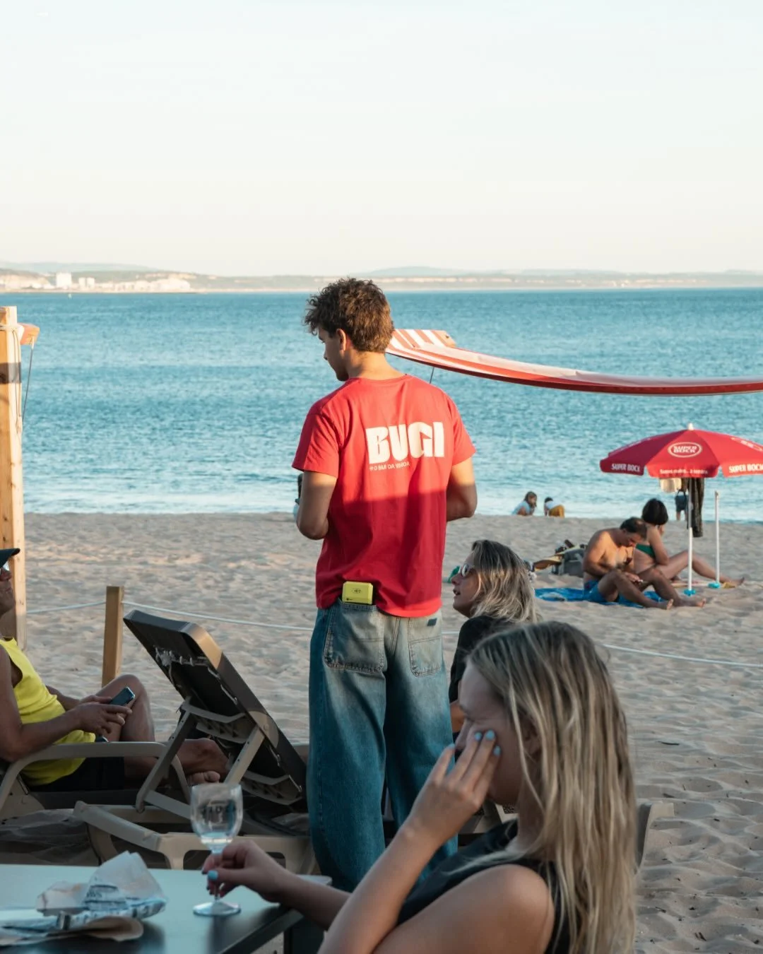 Voltaram os dias em que fazemos de tudo para p&ocirc;r os p&eacute;s na areia e sentir o cheiro do mar, a poucos metros de dist&acirc;ncia.

A Vida Boa &eacute; isto, e muito mais! Venham experimentar: 📞 913237343

#bugibar #vidaboa #praiapacodearco