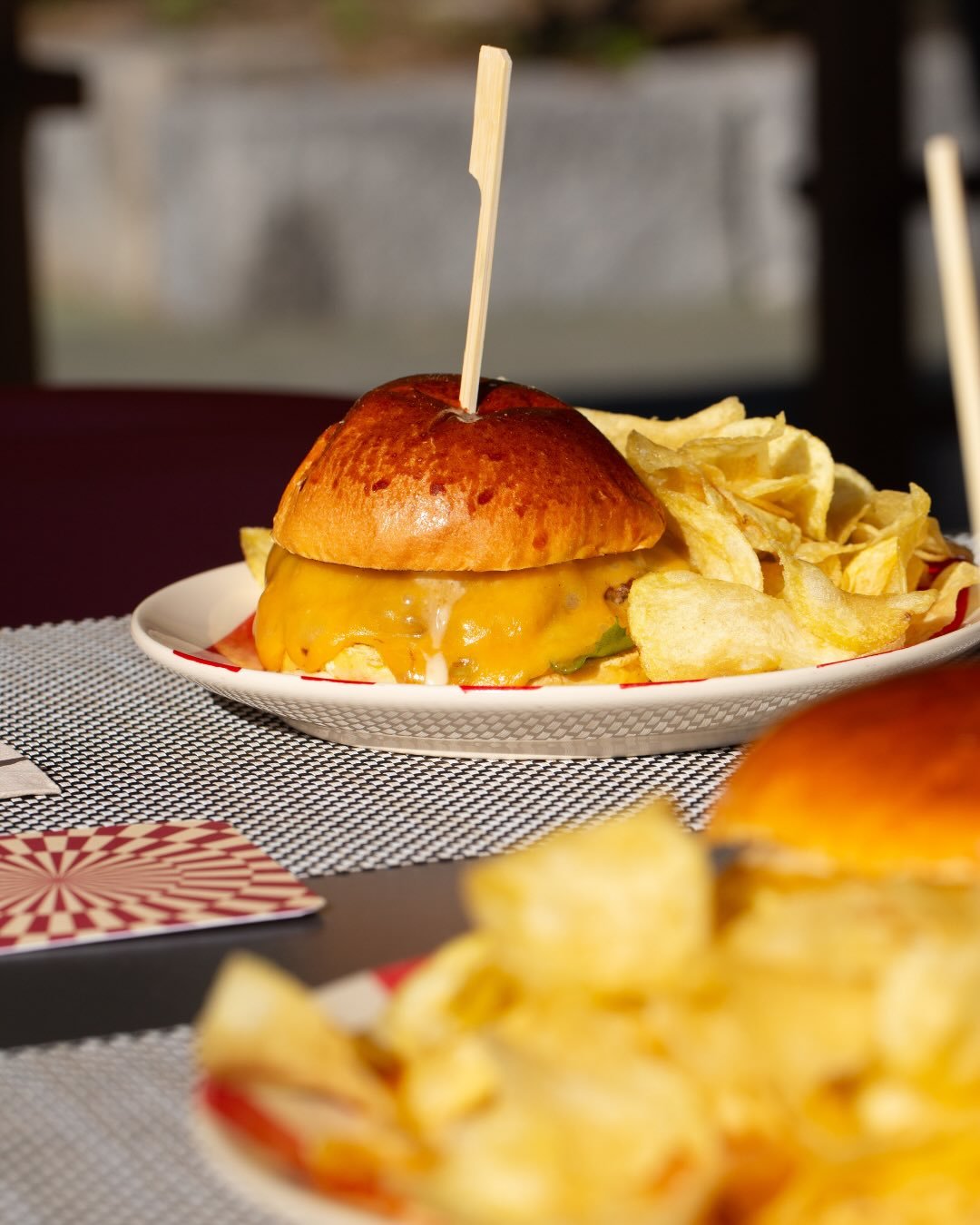 Seja acompanhado de cerveja, ou vinho, o nosso cheeseburguer &eacute; a escolha certa para uma refei&ccedil;&atilde;o a ser saboreada sem pressa.

Reserva a tua mesa 📞 913237343

#bugibar #vidaboa #praiapacodearcos #lisboa #portugal