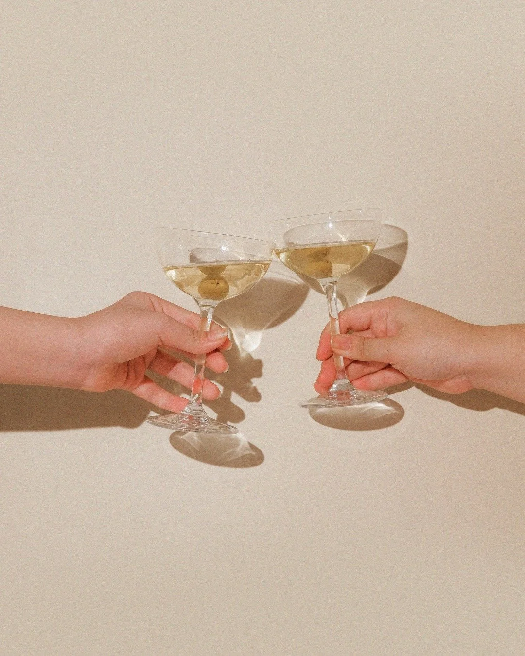 Martinis taste better when the weekend&rsquo;s calling 🍸🙌

#SippingPrettyKC #MobileBar #OnSiteBartending #KCWedding #CorporateEventsKC #KansasCityEvents #KansasCityWedding #CheersToThat