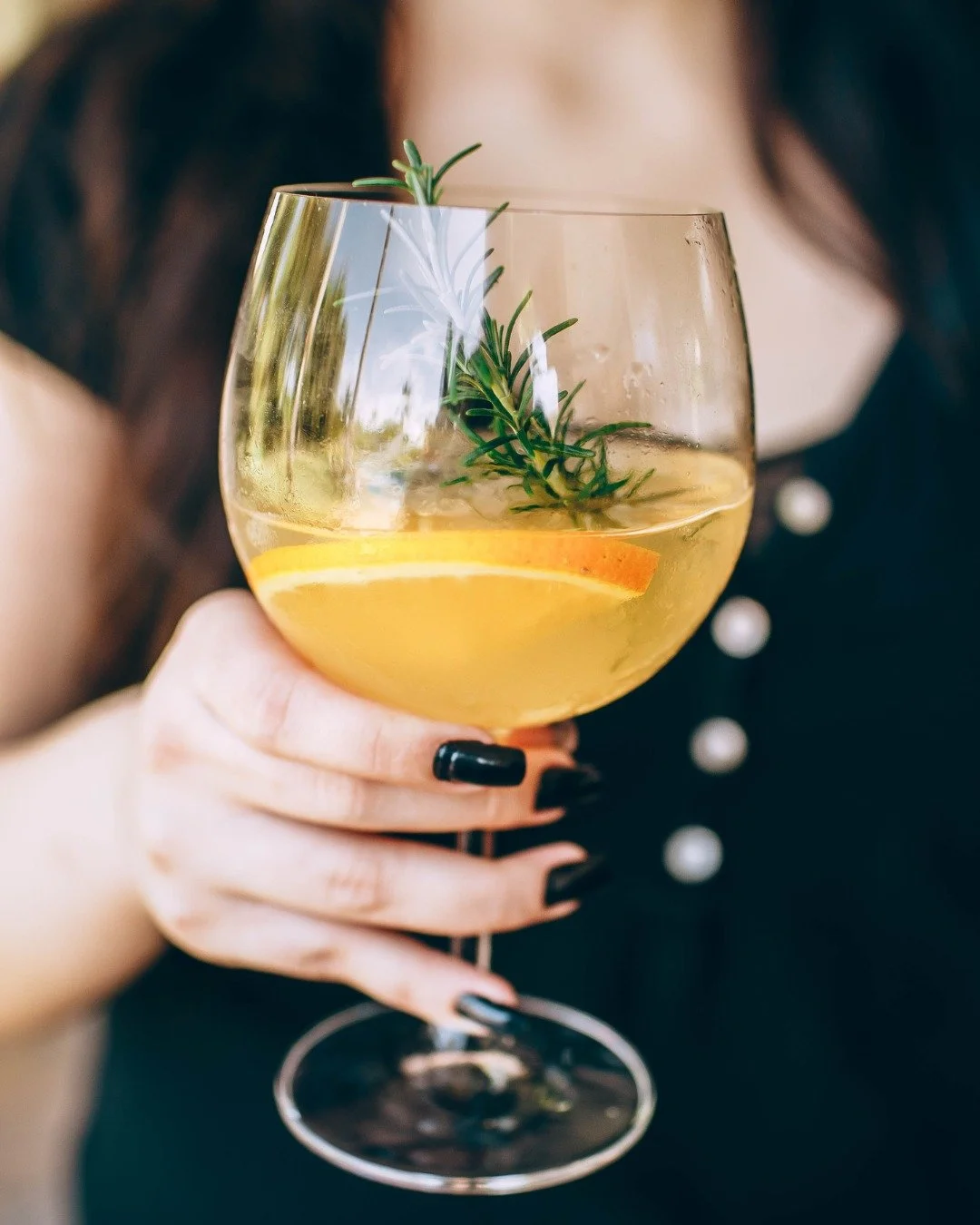 Weekend energy starts pouring early around here 🍹 Why wait for Friday when the good times can roll now?

#SippingPrettyKC #MobileBar #OnSiteBartending #KCWedding #CorporateEventsKC #KansasCityEvents #KansasCityWedding