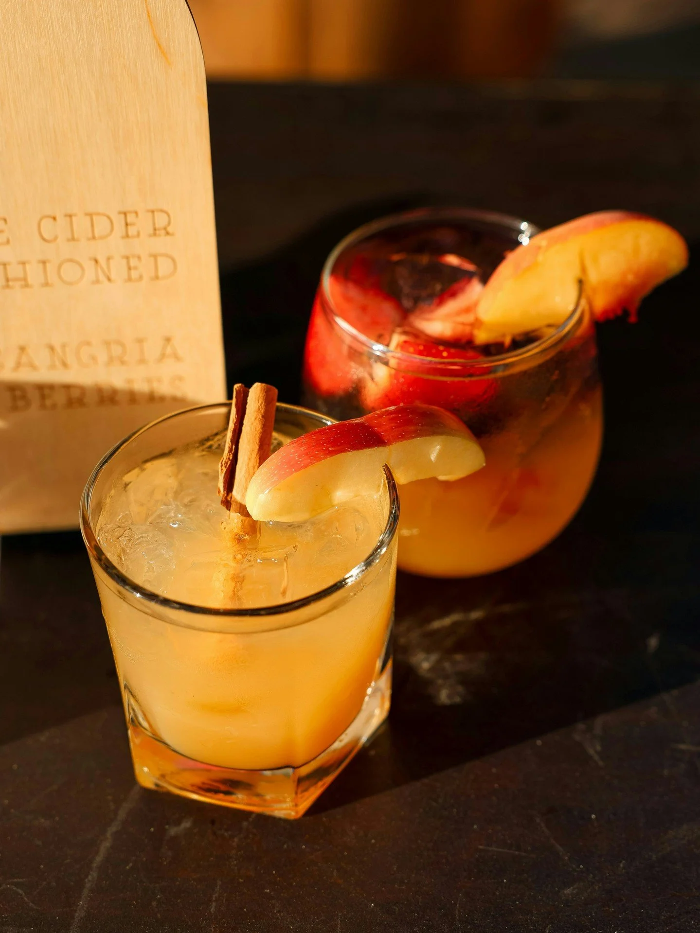 Fall in a glass 🍁 Apple cider old fashioned + ros&eacute; sangria = your new seasonal favorites.

Photo: @mt.photography.jpg 
Venue: @willowcreekkc
Catering: @oliveevents

#sippingprettykc #mobilebar #onsitebartending #kccorporateevents #kansascitye