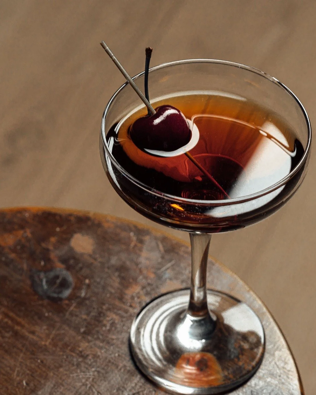 Crisp air, golden leaves, and the perfect pour 🍸✨ Nothing says fall like a cocktail crafted to warm the soul. 

#sippingprettykc #mobilebar #seasonalsips #kccorporateevents #kansascityevents #kcevents #mobilebartendingkc